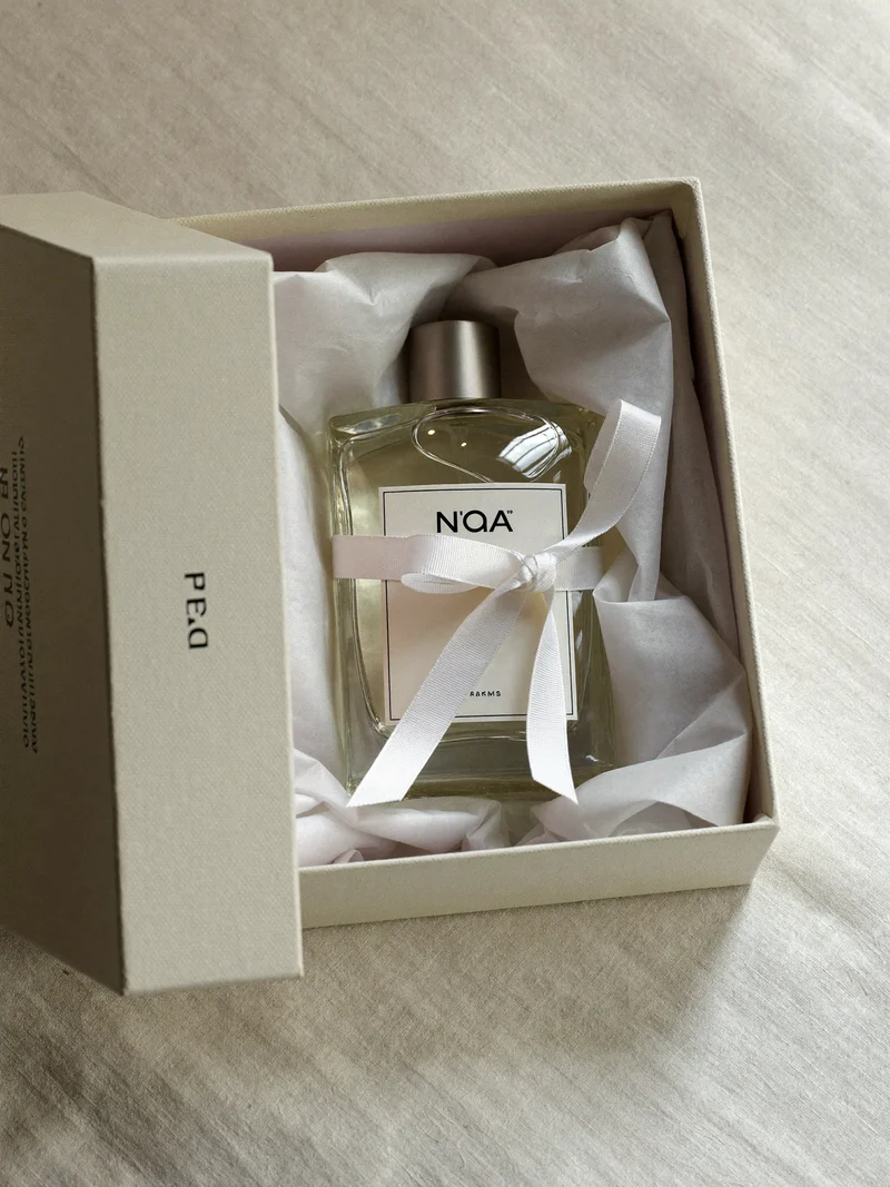 Cutie cadou texturată deschisă, cu sticlă de parfum în hârtie fină și panglică